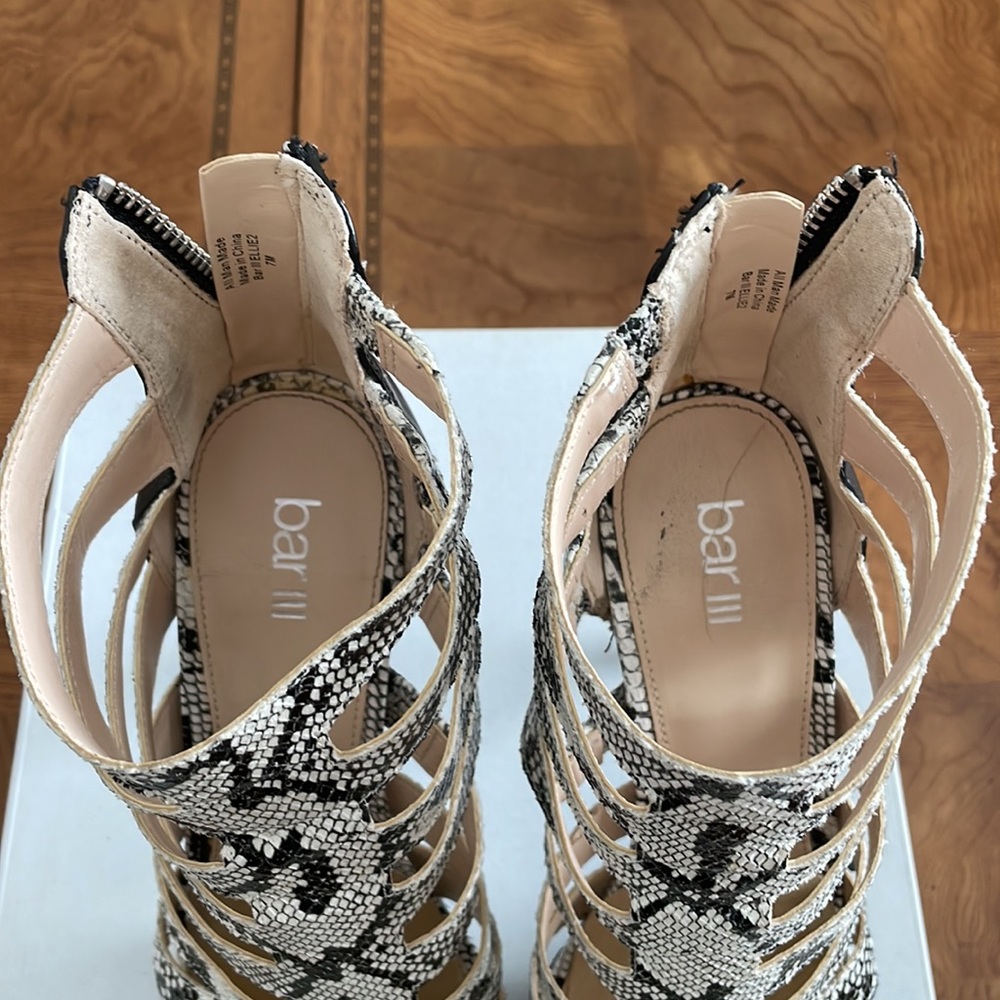 Women’s snake skin bootie, size7. - Picture 4 of 6